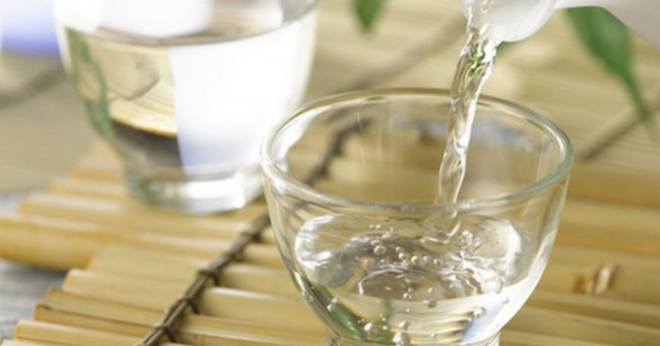 Ngâm thịt bò vào rượu trắng sau đó rửa sạch (Ảnh minh hoạ)