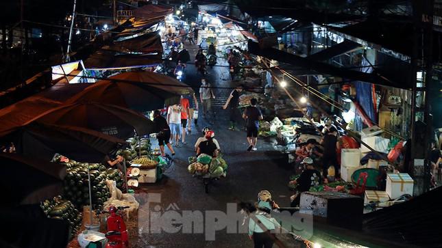 Để phòng, chống dịch, bệnh Covid-19, Ban quản lý chợ tổ chức tuyên truyền về cách phòng, chống dịch, bệnh đến từng tiểu thương trong chợ với nội dung khuyến cáo thực hiện đầy đủ quy định 5K của Bộ Y tế.