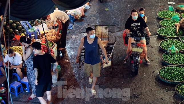 Tiểu thương và người lao động thường xuyên đeo khẩu trang trong suốt thời gian ở chợ.