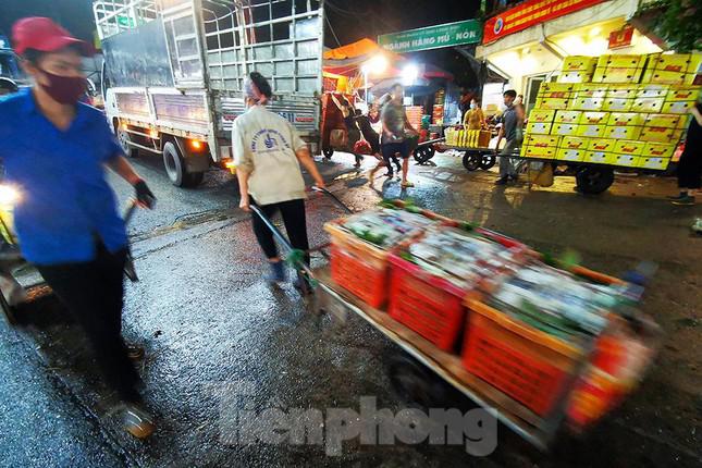 Những người lao động tự do vẫn chấp hành nghiêm việc đeo khẩu trang để phòng dịch. Tuy nhiên, người mua bán ở chợ không phải lúc nào cũng duy trì tốt quy định về giãn cách 2m.