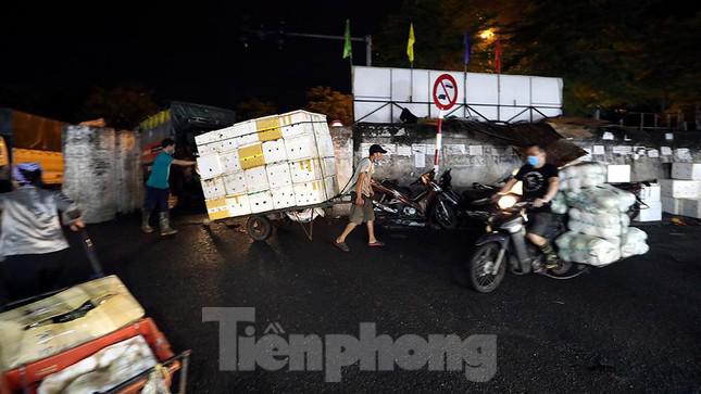 Cuộc mưu sinh lấy đêm làm ngày của những tiểu thương chợ đầu mối Long Biên vốn đã vất vả, nay còn vất vả hơn vì dịch bệnh Covid-19.