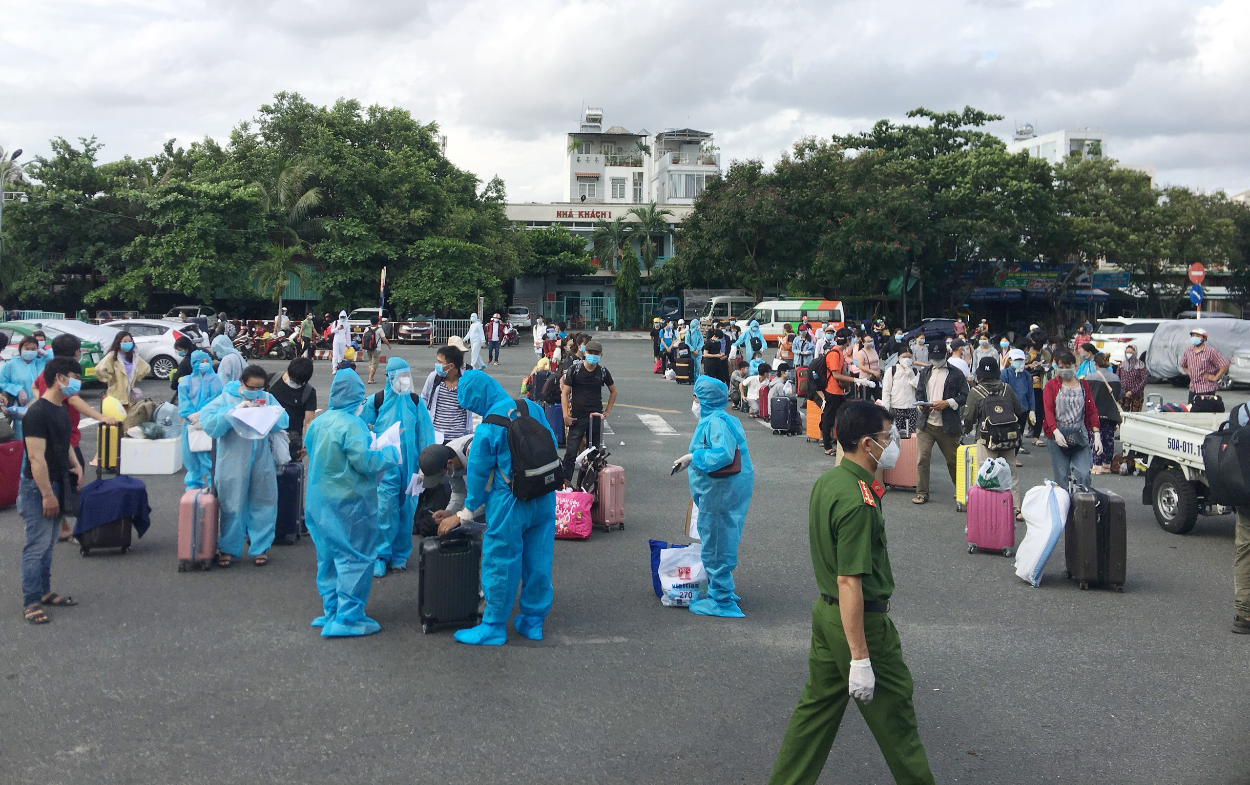 Chuyến tàu đặc biệt chở 720 hành khách, tất cả mọi người đều đã xét nghiệm âm tính SARS-CoV-2. Khi đến nhà ga đều phải đảm bảo tuân thủ quy định 5K.