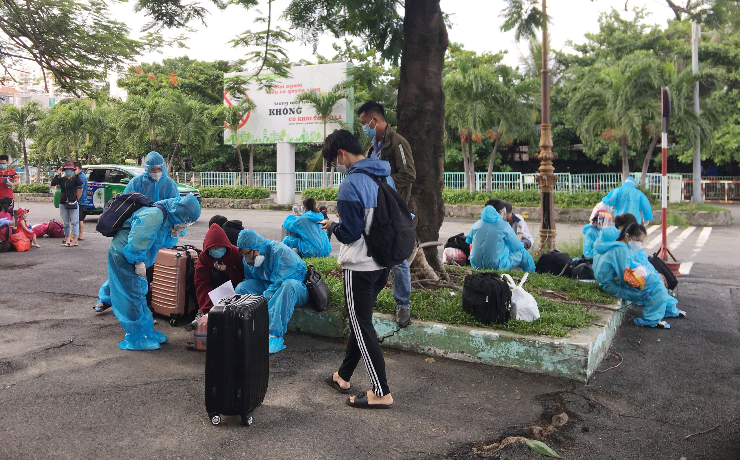 Nhiều người có mặt tại ga Sài Gòn từ rất sớm để chờ tàu chạy. “Tôi bị thất nghiệp cả tháng nay vì dịch COVID-19, tiền dự trữ cũng đã gần cạn kiệt. Giờ sắp được về quê nên mừng lắm”, nam công nhân tên Hoàng Linh cho biết.