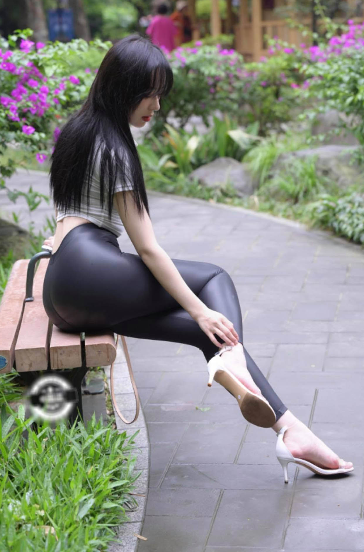 &nbsp;Những chiếc quần legging này thường là sự pha trộn giữa nylon,&nbsp;thun và&nbsp;nhiều màu sắc khác nhau, phổ biến nhất là màu đen.