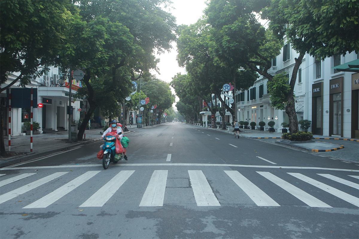 Dù Hà Nội đã yêu cầu dừng các hoạt động thể thao ngoài trời như nhiều người dân vẫn đi tập thể dục sớm trước Nhà hát Lớn và một số tuyến phố khác…