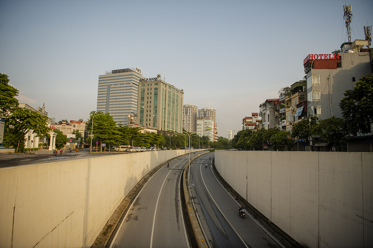 Hầm chui Kim Liên lác đác một số người qua lại.