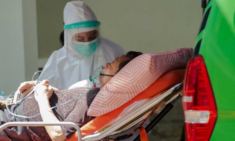 Một bệnh nhân Covid-19 được đưa tới bệnh viện ở Jakarta, Indonesia.