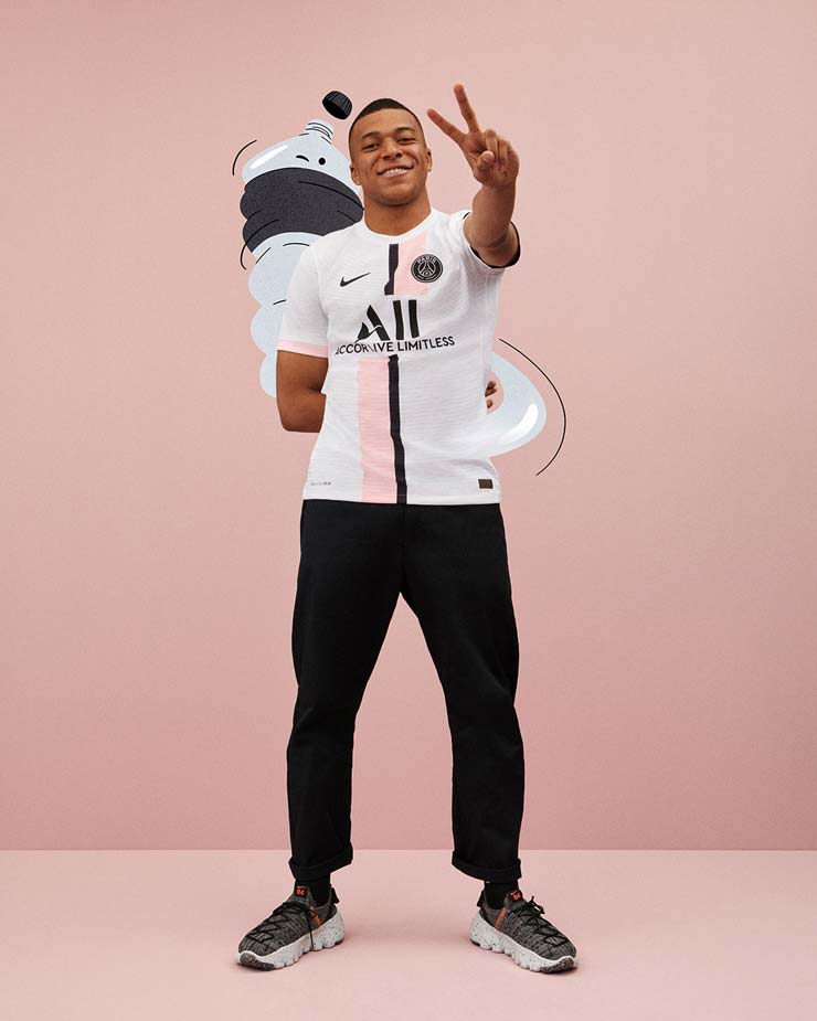 Mbappe tươi cười ra mắt mẫu áo đấu sân khách mới của PSG