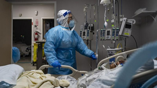 Bệnh nhân COVID-19 trong khu cách ly ở một bệnh viện thuộc TP Houston, bang Texas hồi tháng 4. Ảnh: BLOOMBERG
