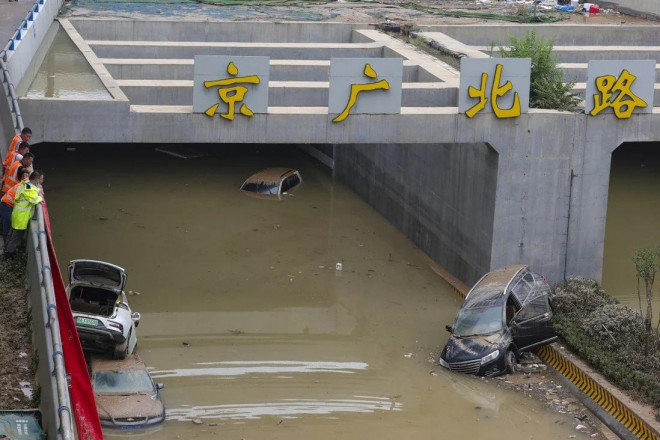 Một đường hầm ngập nước ở TP Trịnh Châu, tỉnh Hà Nam trong trận mưa “ngàn năm có một” hôm 20-7 Ảnh: SOUTH CHINA MORNING POST