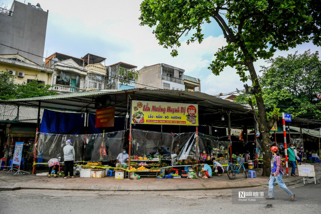 Theo ghi nhận của PV, toàn bộ các quầy hàng tại thợ Bách Khoa (phường Bách Khoa, quận Hai Bà Trưng, Hà Nội) đã được quây các tấm ni lông để đảm bảo giãn cách, hạn chế tiếp xúc khi mua bán.