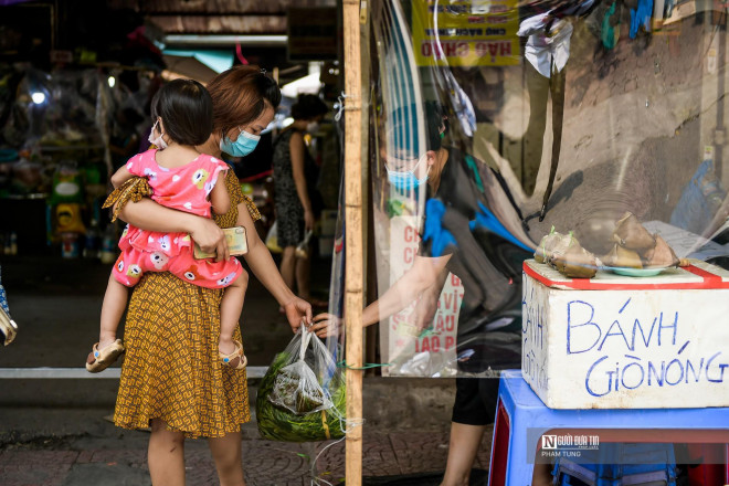 Thanh thủ đi mua hàng, chị Thủy (Hai Bà Trưng, Hà Nội) chia sẻ: "Đến khu chợ mà thấy nơi đây được chuẩn bị kỹ lưỡng các khâu phòng chống dịch, tôi thấy yên tâm hơn. Việc có tấm chắn không ảnh hưởng đến việc mua hàng, hoạt động vẫn diễn ra thuận lợi nên tôi hoàn toàn ủng hộ".