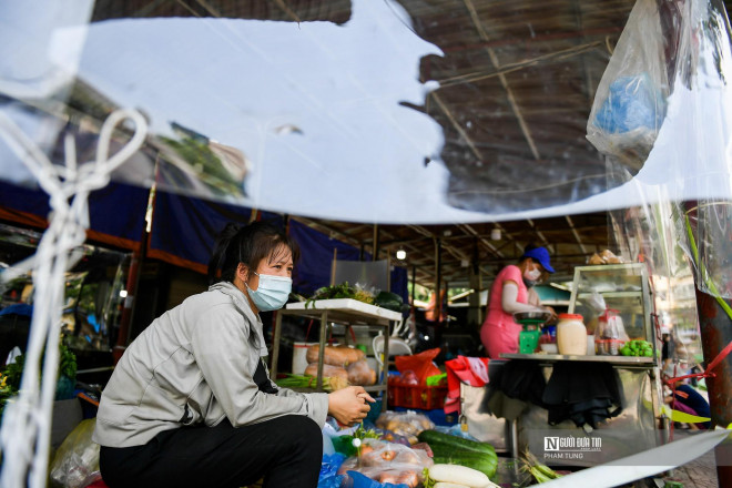 Chị Mùi - tiểu thương tại chợ cho biết: "Mấy ngày nay, dịch bệnh phức tạp, lượng người mua giảm sút, công việc buôn bán cũng khó khăn hơn. Bên cạnh đó, mỗi tiểu thương cũng lo ngại ra chợ. Từ khi khu chợ được lắp thêm nhiều tấm chắn giọt bắn, chúng tôi thấy an tâm hơn nhiều".