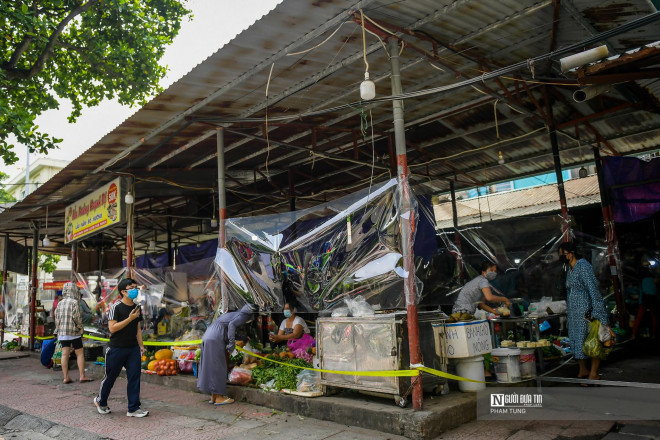 Hà Nội: Chợ dân sinh bọc ni lông phòng dịch Covid-19 - 13