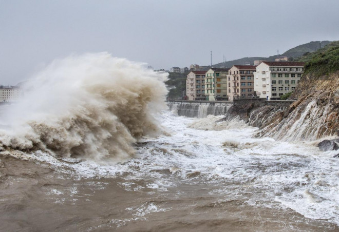 Sóng lớn đánh vào làng ven biển TP Thai Châu, tỉnh Chiết Giang. Ảnh: China Daily