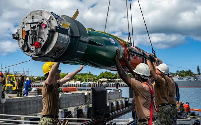 Ngư lôi Mark 48 được đưa lên tàu ngầm tấn công USS Columbia (SSN 771). Ảnh: Flickr