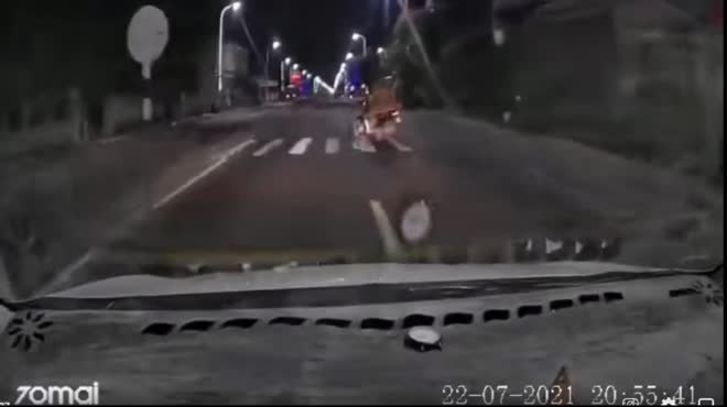 Tài xế ô tô đánh&nbsp;lái lấn sang đường ngược chiều để tránh tai nạn.