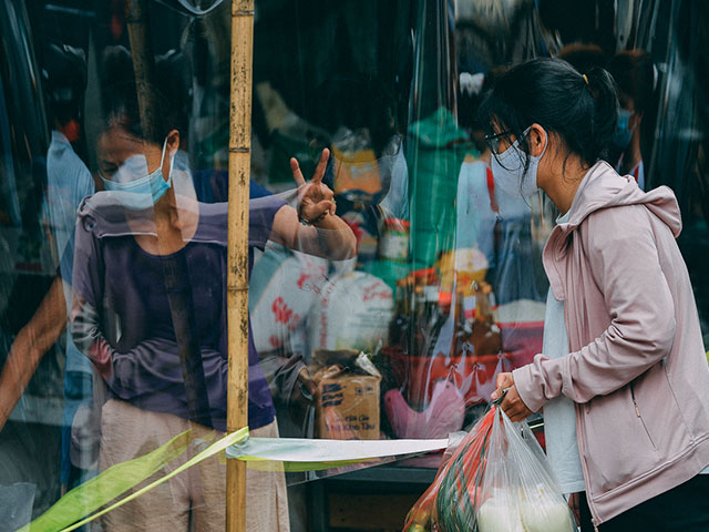 Chợ dân sinh phường Bách Khoa (Hai Bà Trưng, Hà Nội) đã được chính quyền địa phương vận động quây các tấm nilon để đảm bảo phòng dịch COVID-19. Có lớp chắn nilon bảo vệ nên giữa khách và người bán hàng cảm thấy an tâm hơn.