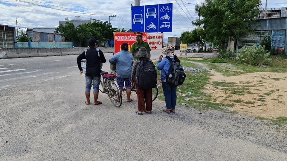 Sau 10 ngày ròng rã đạp xe, gia đình bà Hương đã vượt quãng đường gần 300km