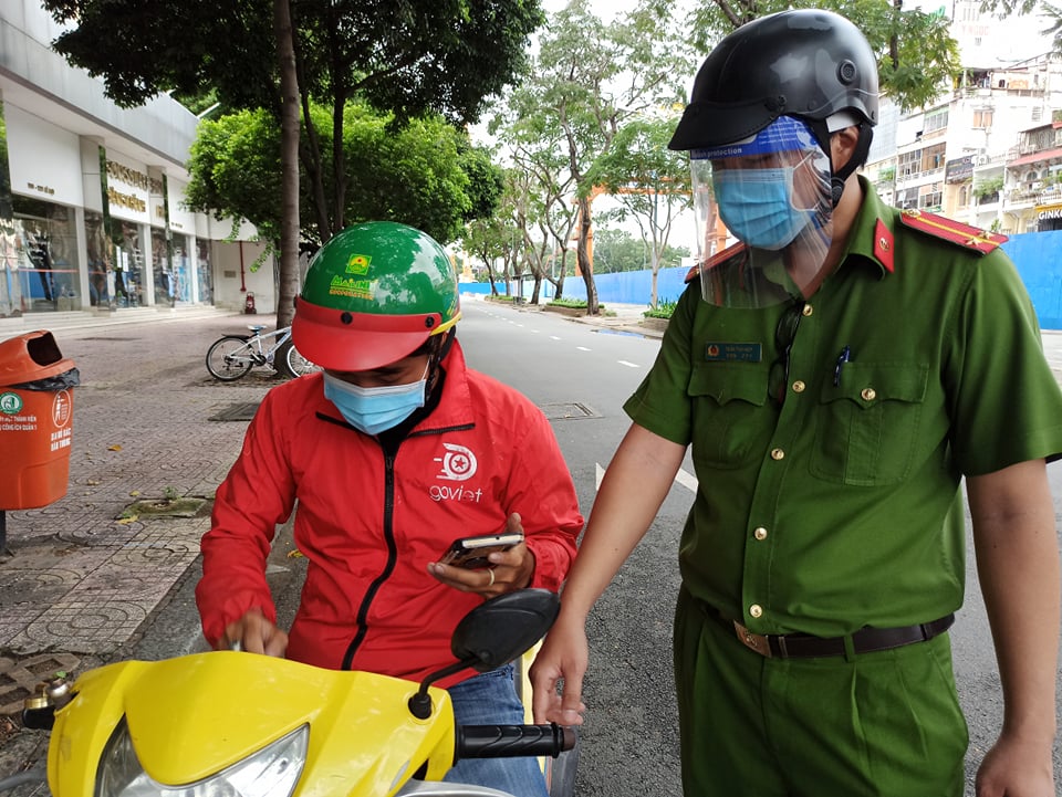 Nhân viên giao hàng chở tủ lạnh bị lập biên bản vì chở hàng không thiết yếu