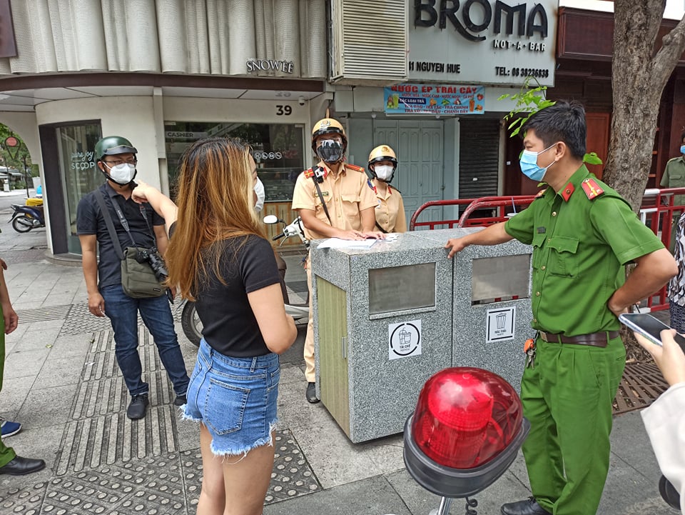 Tổ công tác kiểm tra, nhắc nhở người dân hạn chế ra đường nếu không có việc cần thiết