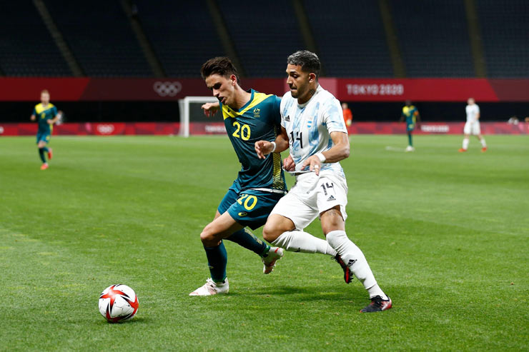 Olympic Argentina tự làm khó mình khi thua sốc 0-2 trước Olympic Australia