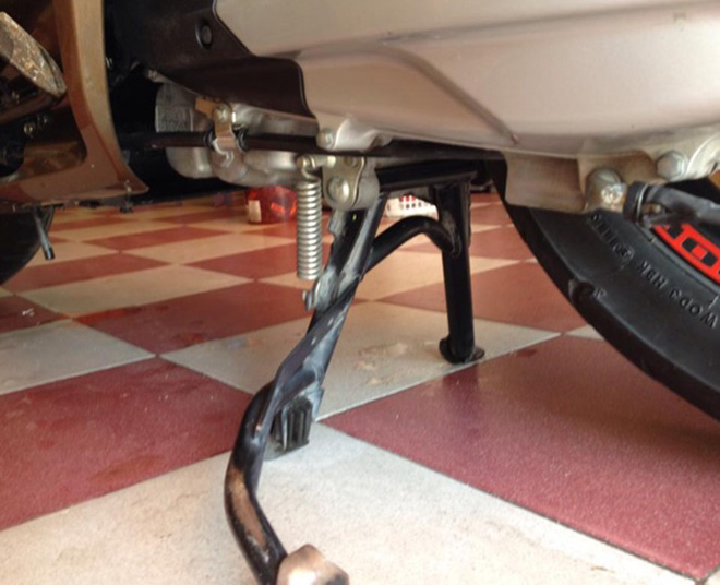 Đừng quên dựng chân chống giữa của xe lên. 