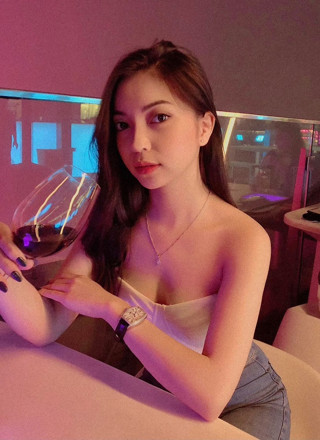 Tuy nhiên Nhật Lê tỏ ra thoải mái trong những bộ trang phục sexy khoe khéo eo thon, vòng 1 “bỏng mắt” và đôi chân dài quyến rũ.
