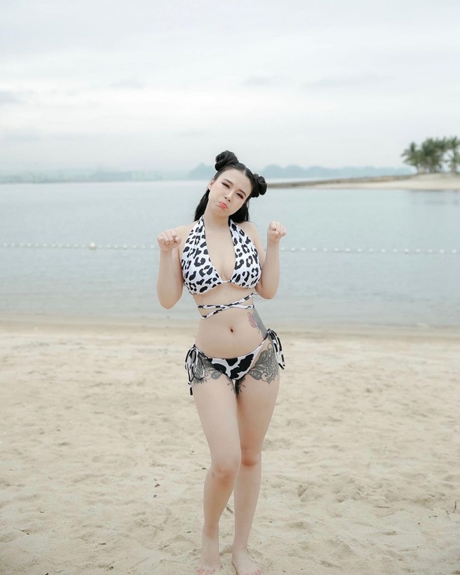 Khi mặc trang phục ngắn hay như bikini, Linh Miu mới có cơ hội khoe hình xăm trên cơ thể.

