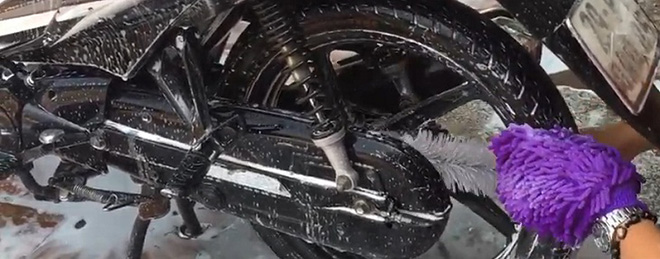 Tận dụng các vật dụng trong nhà để rửa sạch xe.