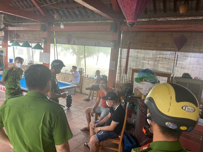Vụ đánh bi-a trả giá đắt 63 triệu đồng của chủ nhà hàng và khách giữa tâm dịch.