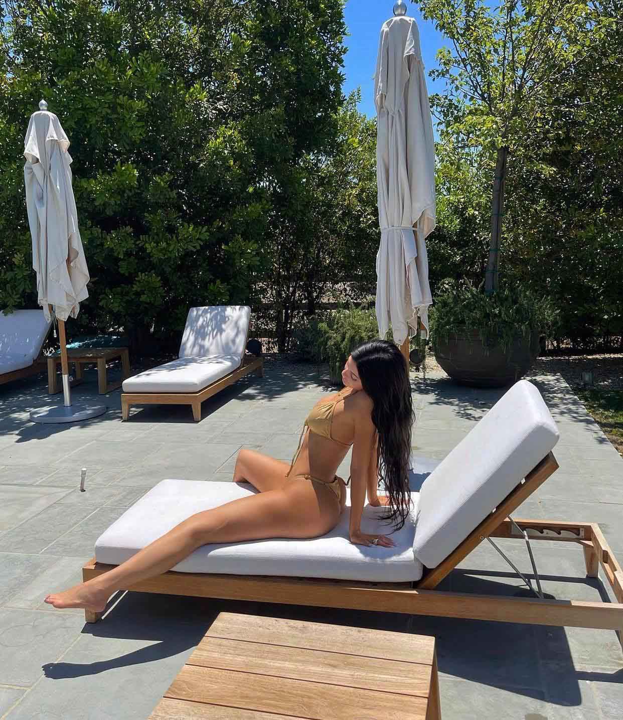 Kylie Jenner đăng tải khoảnh khắc khoe dáng trong bộ đồ bơi "tàng hình", hút gần 8 triệu lượt like trên mạng xã hội.