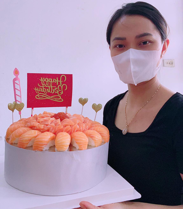 Chị Nhung mới làm bánh sinh nhật từ cá hồi cách đây 1 tháng mà đã bán được 20 chiếc.