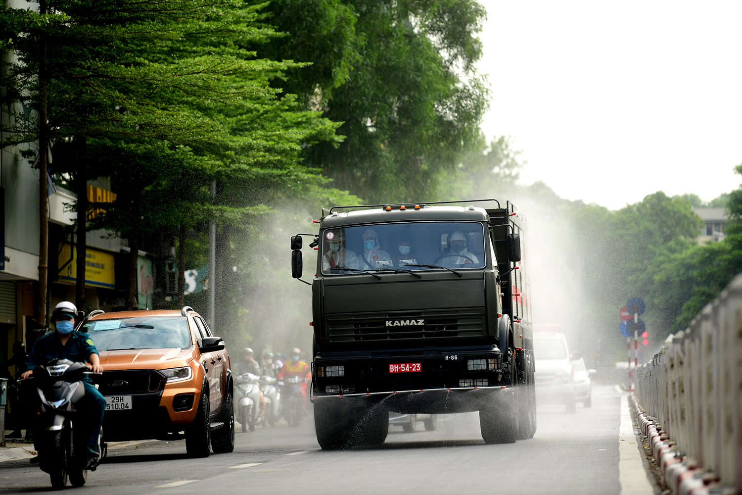 Sau đó, tổ chức phun khử khuẩn trên địa bàn 10 phường phố cổ, 2 phường ngoài đê, các tuyến phố Lý Thường Kiệt, Hai Bà Trưng, Trần Hưng Đạo.