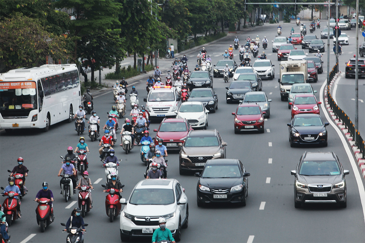 Theo ghi nhận của PV, nhiều tuyến đường vào trung tâm thành phố Hà Nội đông đúc hơn ngày đầu thực hiện Chỉ thị 16 do đây là ngày đầu tuần, nhiều người phải đến nơi làm việc. Hình ảnh phố Tây Sơn (quận Đống Đa) vào giờ cao điểm sáng nay.