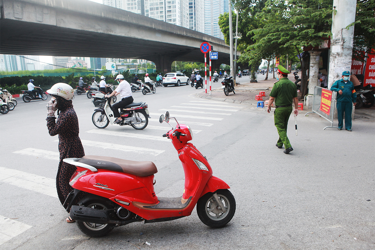 Do không vào được nơi làm việc đúng giờ vì thiếu giấy tờ nên người phụ nữ này phải gọi điện đến chỗ làm xin nghỉ.