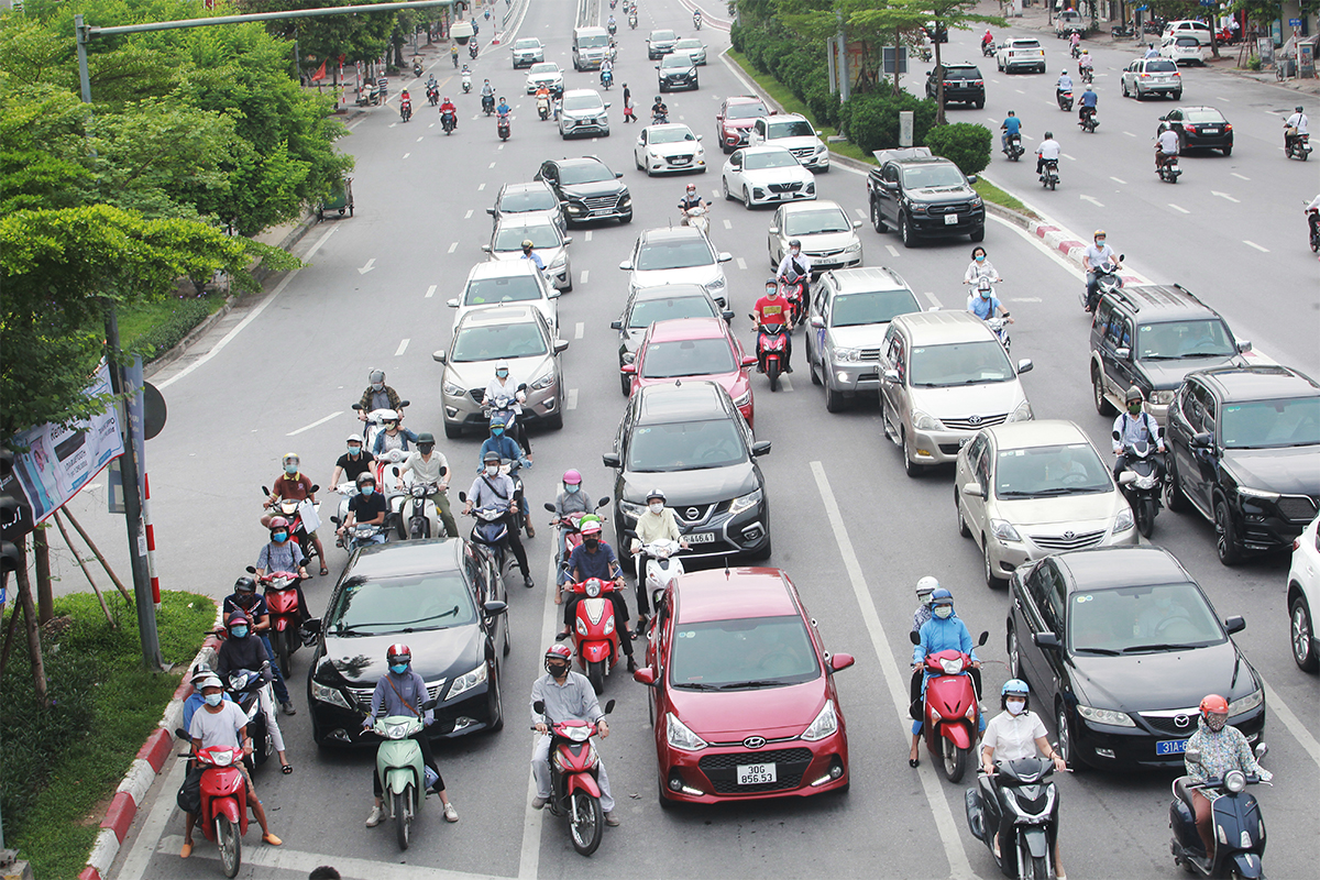 Hình ảnh đường vành đai 2 trên cao đoạn Trường Chinh xuống Ngã Tư Sở đông đúc hơn ngày đầu thực hiện giãn cách.