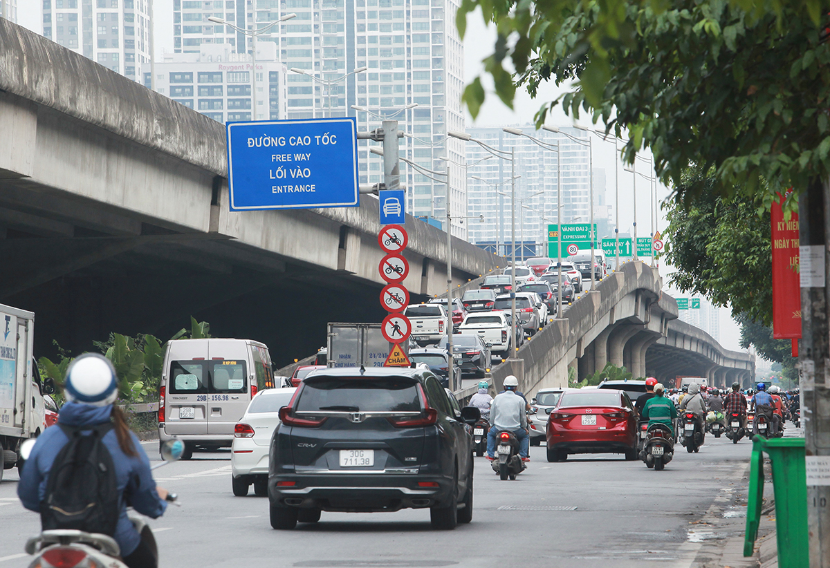 Dòng xe nối đuôi nhau lên đường Vành đai 3 trên cao đoạn đường Phạm Hùng.