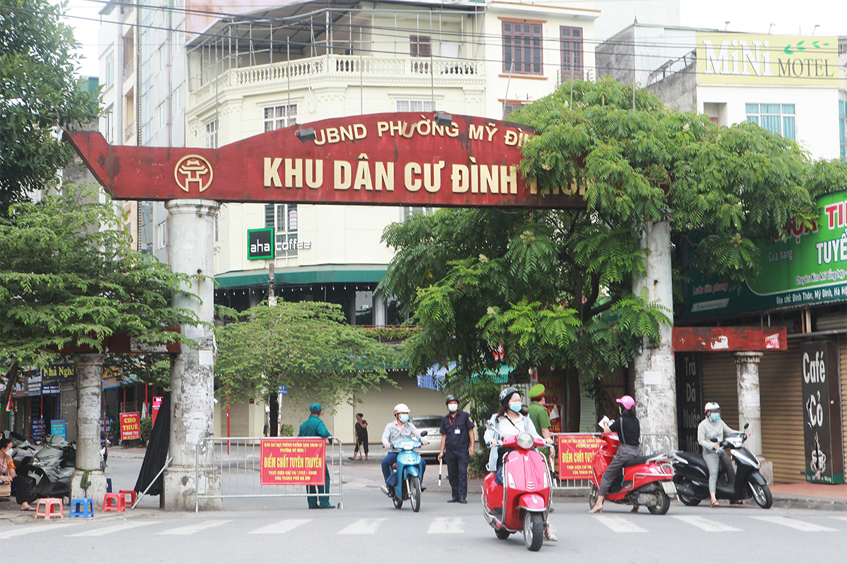 Sáng nay, nhiều phường ra quân, lập các chốt tuyên truyền phòng chống dịch. Hình ảnh lực lượng an ninh phường Mỹ Đình 1 (quận Nam Từ Liêm) kiểm tra giấy tờ người dân tại cổng làng Đình Thôn trên đường Phạm Hùng.