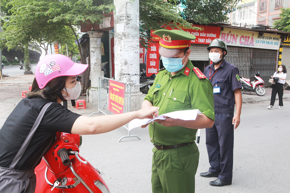 Nhiều người vào làng phải dừng xe, xuất trình giấy tờ đầy đủ.