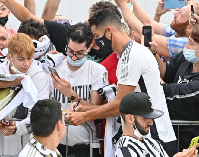 Siêu sao 36 tuổi nhận được sự chào đón nồng nhiệt từ người hâm mộ Juventus. Nổi tiếng là ngôi sao thân thiện, CR7 nán lại để ký tặng và chụp hình cùng người hâm mộ.