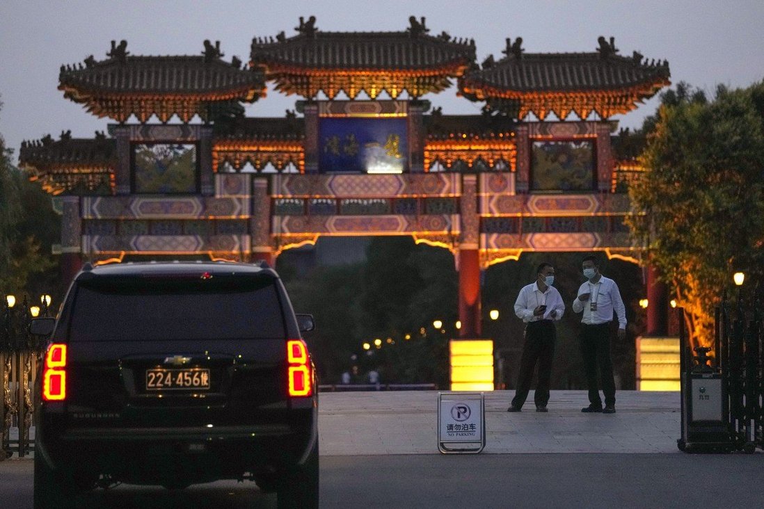 Xe của Đại sứ quán Mỹ đỗ bên ngoài khách sạn Thiên Tân, nơi diễn ra cuộc hội đàm cấp cao Mỹ-Trung.