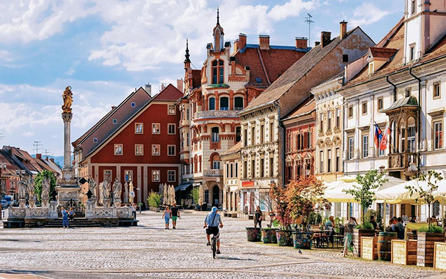 Maribor, Slovenia: Slovenia là một đất nước nhỏ nhưng vô cùng rực rỡ. Du khách có thể chèo thuyền trên sông Drava vào mùa hè và trượt tuyết ở khu nghỉ mát Pohorje vào mùa đông. 
