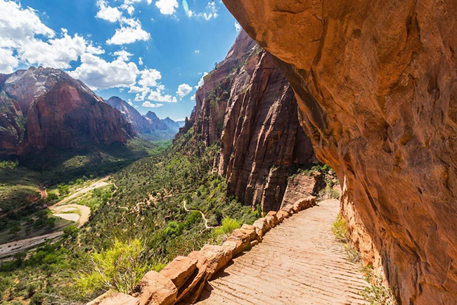 Vườn quốc gia Zion, Hoa Kỳ: Nếu bạn đang muốn cho con trải nghiệm những niềm vui ngoài trời, thì Vườn quốc gia Zion ngoạn mục của Utah là một trong những nơi không thể bỏ qua, với những thác nước tuyệt đẹp và động vật hoang dã của Zion Canyon. 
