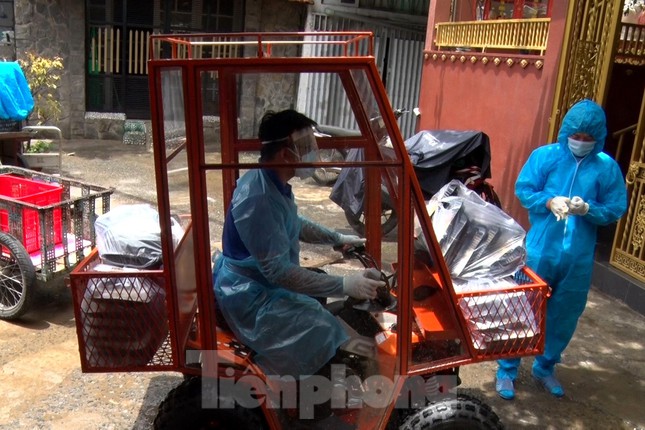 Xe chở hàng &#39;có một không hai&#39; chuyển nhu yếu phẩm vào khu phong tỏa - 7