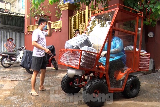 Xe chở hàng &#39;có một không hai&#39; chuyển nhu yếu phẩm vào khu phong tỏa - 9