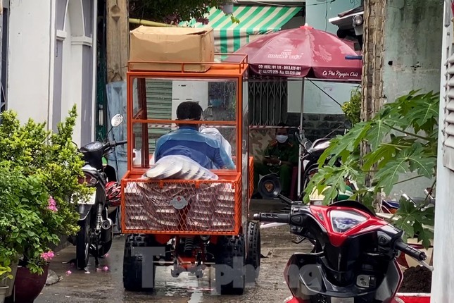 Xe chở hàng &#39;có một không hai&#39; chuyển nhu yếu phẩm vào khu phong tỏa - 3