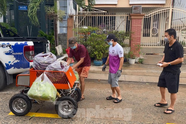 Xe chở hàng &#39;có một không hai&#39; chuyển nhu yếu phẩm vào khu phong tỏa - 10