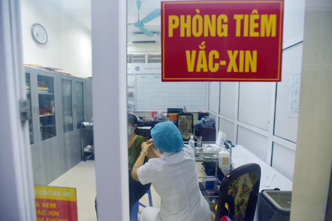 Chia sẻ với PV sau khi được tiêm mũi đầu tiên vaccine&nbsp;Moderna phòng COVID-19,&nbsp;bà Cao Thuý Thi (SN 1961, quận Hoàn Kiếm) cho biết, từ khi có thông báo của chính quyền về việc triển khai tiêm chủng vaccine, người dân đã được tiếp cận thông tin và đăng ký rất dễ dàng, nhanh chóng. Trong bối cảnh dịch bệnh phức tạp như hiện nay thì việc tổ chức tiêm chủng cho toàn dân là sự cố gắng rất lớn của chính quyền.&nbsp;Việc tiêm vaccine không chỉ là quyền lợi với bản thân mà còn là nghĩa vụ với cộng đồng...