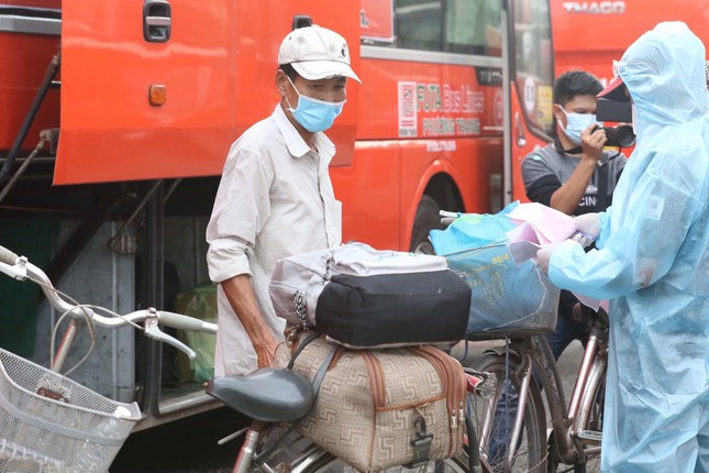 Trong lúc cùng người thân chờ lên xe về quê, bà Nguyễn Thị Điệp (70 tuổi, quê xã Hòa Thành, huyện Đông Hòa) cho biết thời gian qua, tình hình dịch bệnh tại TPHCM quá bất ổn đã làm ảnh hưởng lớn đến công việc bán vé số của bà. Đã hơn 20 ngày qua, bà Điệp phải nghỉ bán theo quy định giãn cách xã hội và cũng đảm bảo tránh nguy cơ lây nhiễm dịch bệnh. "Xa quê làm ăn và ở trọ tại thành phố, lại chịu ảnh hưởng dịch bệnh thế này nữa nên tôi chẳng có tiền về quê. May mà có chuyến xe của Phương Trang nên đứa cháu đăng ký và được xét duyệt", bà Điệp chia sẻ.